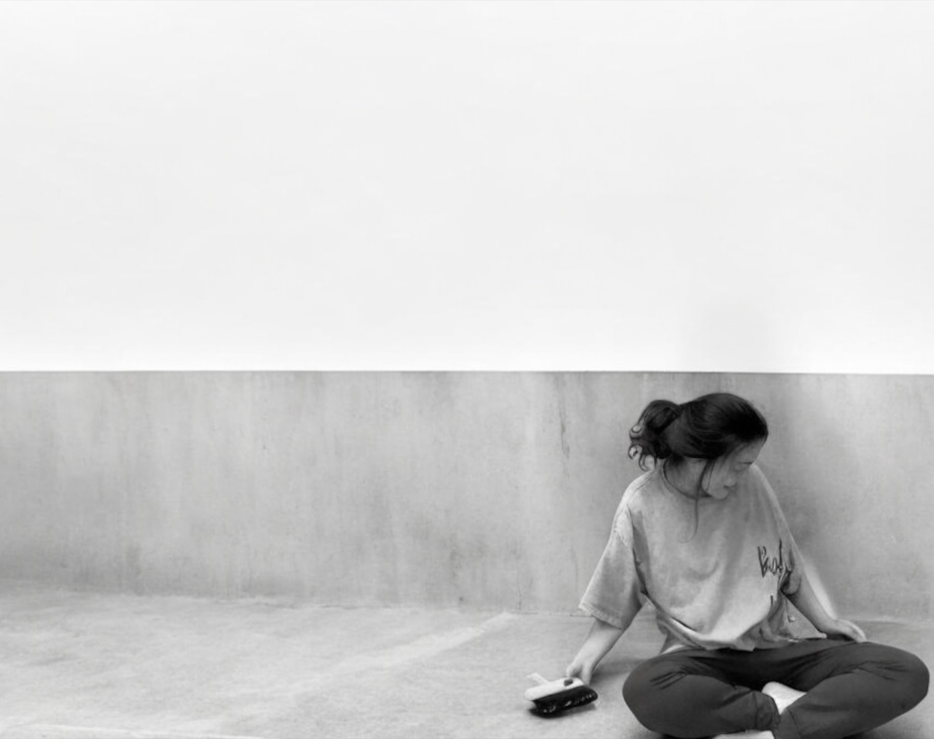 조용한 작업실에 앉아 있는 작가 하효진